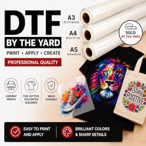 Può includere: DTF al metro. L'immagine mostra rotoli di pellicola transfer nei formati A3 (29,7 x 42 cm), A4 (21 x 29,7 cm) e A5 (14,8 x 21 cm). Ci sono anche esempi di disegni stampati su una maglietta nera, una borsa tote e un foglio trasparente. Il testo dice "Stampa, Applica, Crea".