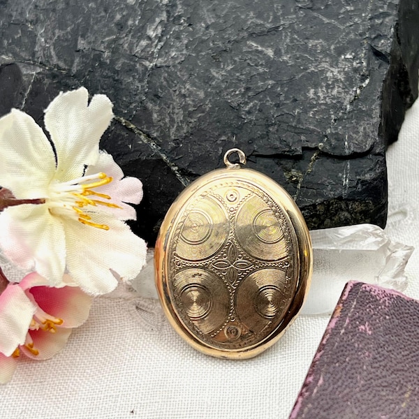 Medalhão antigo em prata dourada com frente gravada, pingente vintage banhado a ouro, joia antiga para guardar como recordação.