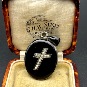 Antique enamel and seed pearls mourning locket...chipped