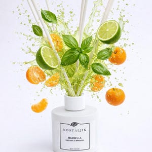 Op de afbeelding: Een witte diffuserfles met witte stokjes, omringd door limoenschijfjes, mandarijnen en groene basilicumblaadjes. De fles heeft een label met de tekst "NOSTALJIK MARBELLA LIME BASIL & MANDARIN". Een groene vloeistofsplash op de achtergrond.