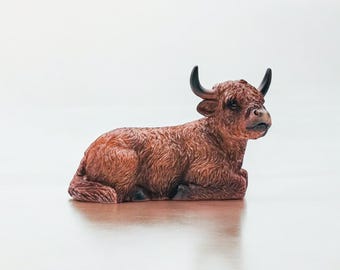 Highland Kuh sitzende Figur - Highland Coo Statue - Realismus Kunst - Verzierung für drinnen und draußen - Highland Kuh Kunst - Coo Art - Sammlerstücke