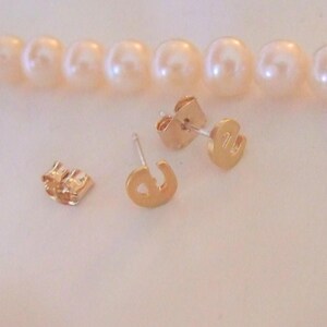 Regalos personalizados, Pendiente inicial, Pendientes de oro, Inspirador, Pendientes minimalistas, Minúsculas, Pequeño, Pendiente posterior a la inicial, Pendientes de letras, 6 mm