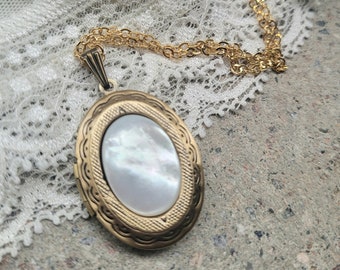 Victorian Locket Shell Cabochon,Personalized Gift Mother of Pearl Necklace,Secret Message Locket,Vintage style Antique brass,Oval Picture