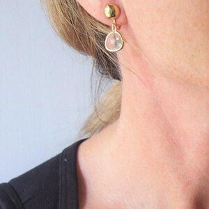 Puede incluir: Pendientes de oro con una gota de cristal transparente. Los pendientes son de un dise&ntilde;o simple y elegante.
