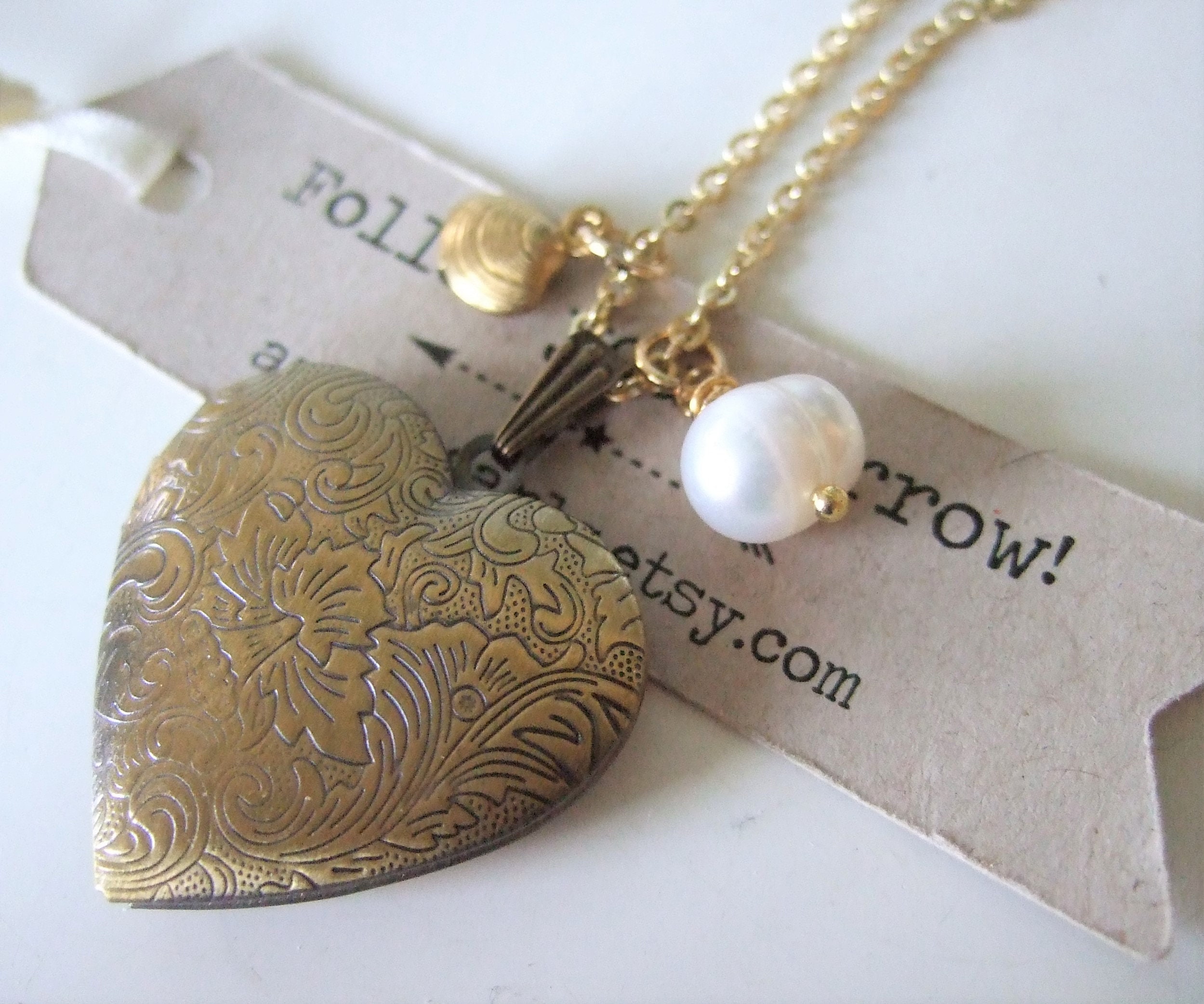 Personalised Medallion,Valentines Gift to Her,Clam Pearl Jewelry gift,Vintage style Locket necklace,Oval Picture locket,Photo folding locket