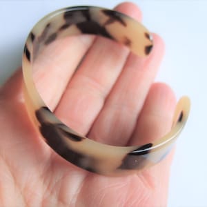 Tortoise bracelet,Vintage style 70s Open Bangle Bracelet,Resin cuffs,Tortoiseshell Acrylic bangle,Plain tortoise cuff,1pcs,Gift