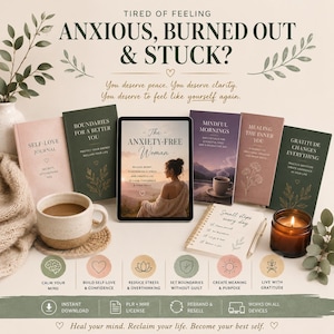以下が含まれることがあります： The Anxiety-Free Woman、Self-Love Journal、Boundaries for a Better You、Mindful Mornings、Healing the Inner You、Gratitude Changes Everythingというタイトルのデジタルジャーナルとガイドのコレクション。マグカップとキャンドルが添えられています。