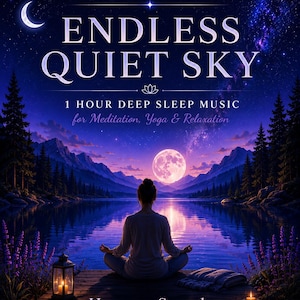 以下が含まれることがあります： ENDLESS QUIET SKY 1 HOUR DEEP SLEEP MUSIC for Meditation, Yoga & RelaxationおよびHarmonySounds SLEEP MEDITATION YOGAというテキストが記されたデジタル画像。湖畔の木製桟橋で瞑想のポーズをとる人物と、満月が描かれています。
