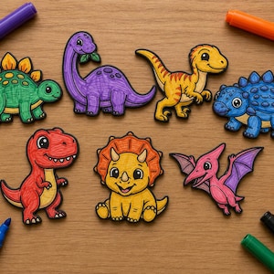 Könnte beinhalten: Eine Sammlung von sechs bunten Dinosaurier-Aufklebern, bestehend aus einem grünen Stegosaurus, einem violetten Langhals-Dinosaurier, einem gelben Raptor, einem blauen Ankylosaurus, einem roten Tyrannosaurus und einem rosa Pterodaktylus, umgeben von Stiften.