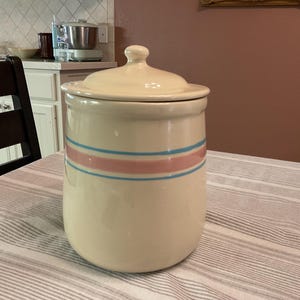 Vintage 1970s McCoy Large Canister, #133, USA, 9-3/4 , Rosa und Blau gestreift