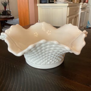 Cuenco vintage redondo de vidrio leche ondulado, estilo inglés, de Westmoreland Glass