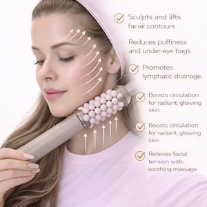 Op de afbeelding: Een vrouw gebruikt een ESPHER gezichtsmassager. Het apparaat heeft een lichtroze rolkop en een zilveren handvat. De afbeelding bevat tekst over de voordelen van het apparaat, zoals het modelleren van gezichtscontouren en het verminderen van wallen.