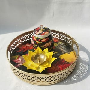 Op de afbeelding: Een rustiek houten bord met de tekst "Welcome to our home" in witte letters. Het bord heeft een verweerde afwerking en een eenvoudig, uitnodigend ontwerp, ideaal voor een veranda of entree.