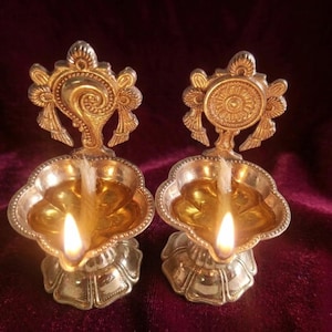 Lámpara de aceite Puja india hecha a mano de latón Shankh Chakra Kuber Diya Set de 2