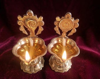 Handgemaakte messing shankh-chakra Kuber diya set van 2, Indiase puja-olielamp