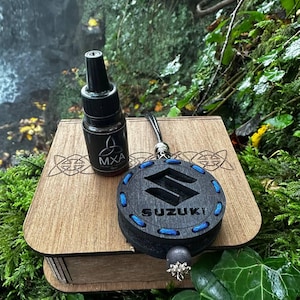 Suzuki houten autoluchtverfrisser | Navulbare houten diffuser | Cadeau voor de bestuurder | Handgemaakt autoaccessoire