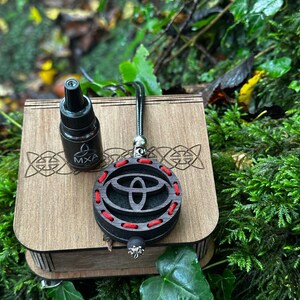 Ambientador de madera para coche Toyota | Difusor de madera recargable | Regalo para conductor | Accesorio para coche hecho a mano