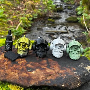 Może przedstawiać: Zestaw trzech ceramicznych kubków z nakrapianym, matowym wykończeniem. Kubki są w odcieniach kremowym, jasnobrązowym i ciemnobrązowym. Każdy kubek ma prosty design i zaokrąglony uchwyt.