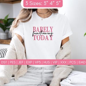 Könnte beinhalten: Ein weißes T-Shirt mit dem gestickten Text BARELY functioning TODAY in Pink und Schwarz. Das Design ist in 3 Größen erhältlich: 3, 4 und 5 Zoll. Das Bild enthält eine Liste von Dateiformaten: DST, PES, JEF, EXP, VP3, HUS, VIP, XXX, PCS, EMD.