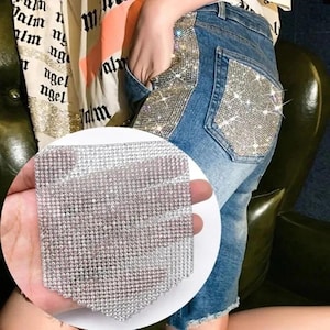 Può includere: Un set di tre tazze in ceramica con finitura opaca e macchiettata. Le tazze sono nei toni del crema, grigio chiaro e grigio scuro. Ogni tazza ha un design semplice e minimalista e un manico arrotondato.