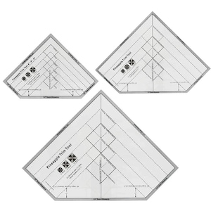 Könnte beinhalten: Drei transparente, dreieckige Pineapple Trim Tools mit grauen Rändern werden gezeigt. Jedes Werkzeug hat gestrichelte Linien, Maße und den Text "Pineapple Trim Tool". Die Werkzeuge sind zum Quilten und Zuschneiden von Stoffen konzipiert.