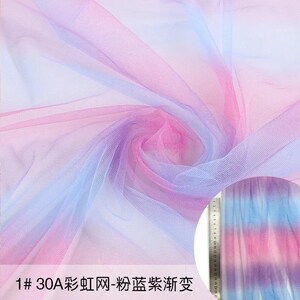 Peut inclure: Gros plan sur un tissu transparent avec un dégradé de teintes roses, violettes et bleues. Le tissu est rassemblé en spirale, les couleurs se fondant harmonieusement. Le texte "1# 30A" est visible en bas.