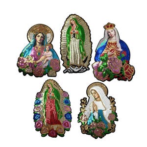 Può includere: Cinque toppe con paillettes raffiguranti figure religiose. Le toppe mostrano donne con aureole, corone e abiti ornati in blu, verde, rosso e oro. Ornamenti floreali e paillettes circondano le figure.