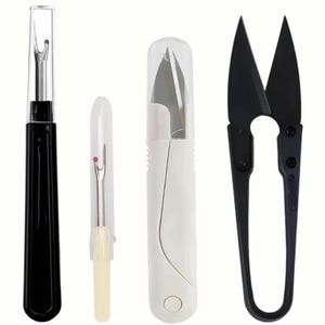 Puede incluir: Un conjunto de herramientas de costura, que incluye un abridor de costuras negro, un pequeño abridor de costuras con mango crema, tijeras para hilo y tijeras, todos con cubiertas protectoras.