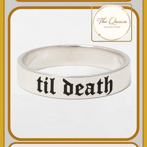 Könnte beinhalten: Ein silberner Ring mit dem schwarzen Schriftzug "til death" in gotischer Schrift. Der Ring, aus der "The Qaswa Collection", wird mit einem individuell gravierten Datum beworben. Der Hintergrund ist weiß, mit dem Text "925 STERLING SILVER".