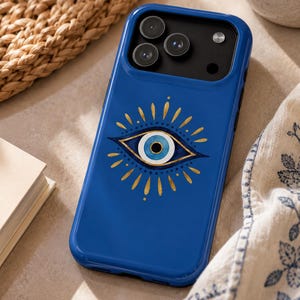 Könnte beinhalten: Eine königsblaue Smartphone-Hülle mit einem zentrierten Schutzaugen-Motiv. Das Augendesign besteht aus einer dunkelblauen Pupille, einer hellblauen Iris und einer weißen Sklera, umgeben von strahlenden goldfarbenen Strahlen und Kameraaussparung.