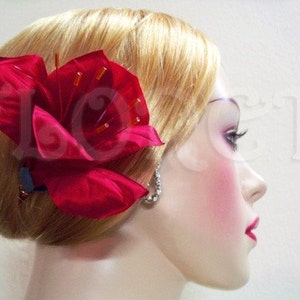 Tocado nupcial de seda roja con amaryllis, pinza para el cabello, velo floral con plumas