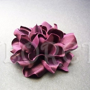 Plum Couture Audrey Gardenia pequeña flor satinos flor damas de honor vestido pin