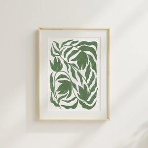 Könnte beinhalten: Ein gerahmter Druck mit einem abstrakten floralen Design in Grün. Das Design zeigt stilisierte Blätter und Blumen in einem sich wiederholenden Muster.