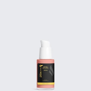 Puede incluir: Un frasco de suero rosa con un dispensador de bomba blanco. La etiqueta es negra con texto dorado que dice "Sora Splash" y "Peptide Anti-Aging Serum". La botella es de 30 ml.