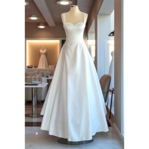 Wit satijnen a-lijn trouwjurk: strapless bruidsjurk met korset achterkant