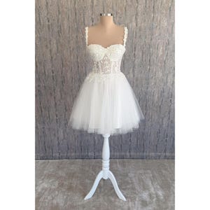 ホワイトグリッターチュールミニウェディングドレス - 3Dフローラルレースブライダルシャワードレス - ショートコルセットプロムドレス - レセプションまたはシビルセレモニーガウン