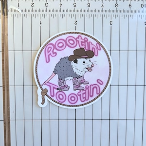 Adesivo da cowgirl con opossum Rootin' Tootin'