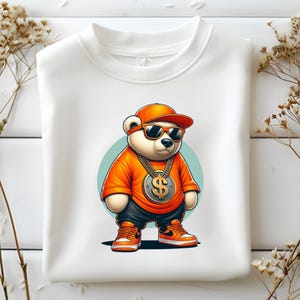 Puede incluir: Un oso polar blanco que lleva una camisa naranja brillante, una cadena de oro con un colgante de signo de d&oacute;lar, una gorra de b&eacute;isbol roja y gafas de sol. El oso est&aacute; de pie sobre un c&iacute;rculo azul claro.