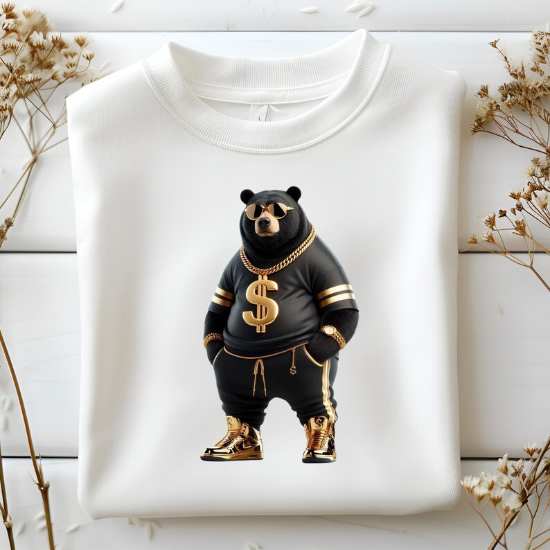 Puede incluir: Una sudadera blanca con un oso negro que lleva gafas de sol, una cadena de oro y un colgante de d&oacute;lar de oro. El oso lleva pantalones negros con rayas doradas.