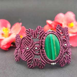 Mikromakramévävt manschettarmband med en fantastisk naturlig malakitsten