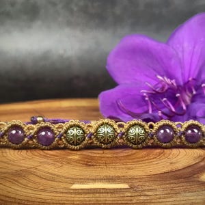 Bracciale regolabile in ametista – Macramè beige e viola naturale, perle di ametista di grado AAA+, motivi etnici color ottone ~ Fatto a mano