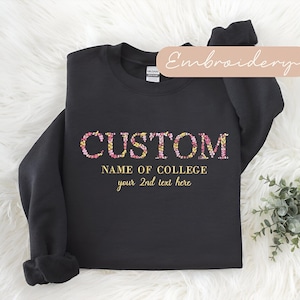 Benutzerdefiniertes College gesticktes Sweatshirt, Blumenbrief bestickter Hoodie, College-Hochschule und Highschool Rundhalsausschnitt, Abschlussgeschenk für Freund
