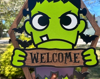 Cartello di benvenuto di Halloween con la porta d'ingresso di Frankenstein