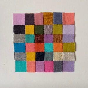 Kolorowa sztuka tekstylna z elementami patchworkowymi, tkaniny vintage i nowoczesne, dzieło sztuki tekstylnej, mini patchwork, studium kolorów