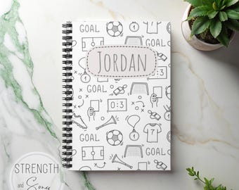 Spersonalizowany spiralny notatnik Soccer Doodle – spersonalizowany dziennik, 118 stron w linie (59 arkuszy), kieszeń na dokumenty, kompaktowy rozmiar: 6" x 8"