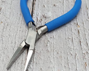 Op de afbeelding: Tang met blauwe handvatten en een zilveren metalen body, met puntige uiteinden.