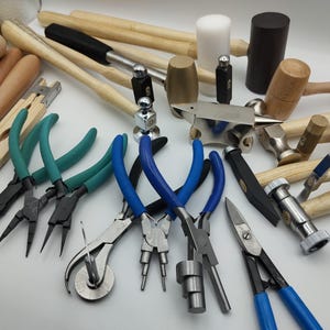 Kit de 30 herramientas para hacer joyas: martillo, yunque, alicates, mazos, abrazaderas y bruñidores.