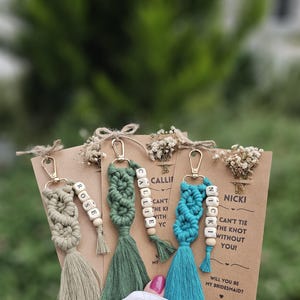 Cadeaux de mariage pour demoiselles d'honneur, Articles pour proposition de demoiselle d'honneur, Cadeaux EVJF pour demoiselles d'honneur, Idées de boîte de demoiselle d'honneur, Porte-clés prénom en macramé