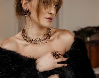 Conjunto de joyas geométricas convertibles en oro, collar, anillo y pendientes de vanguardia hechos a mano.