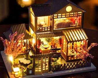 Kit angolo lettura casa da tè giapponese, diorama puzzle 3D in legno in stile Rolife con giardino di ciliegi in fiore, inserto per mensola in miniatura fai da te, regalo artigianale